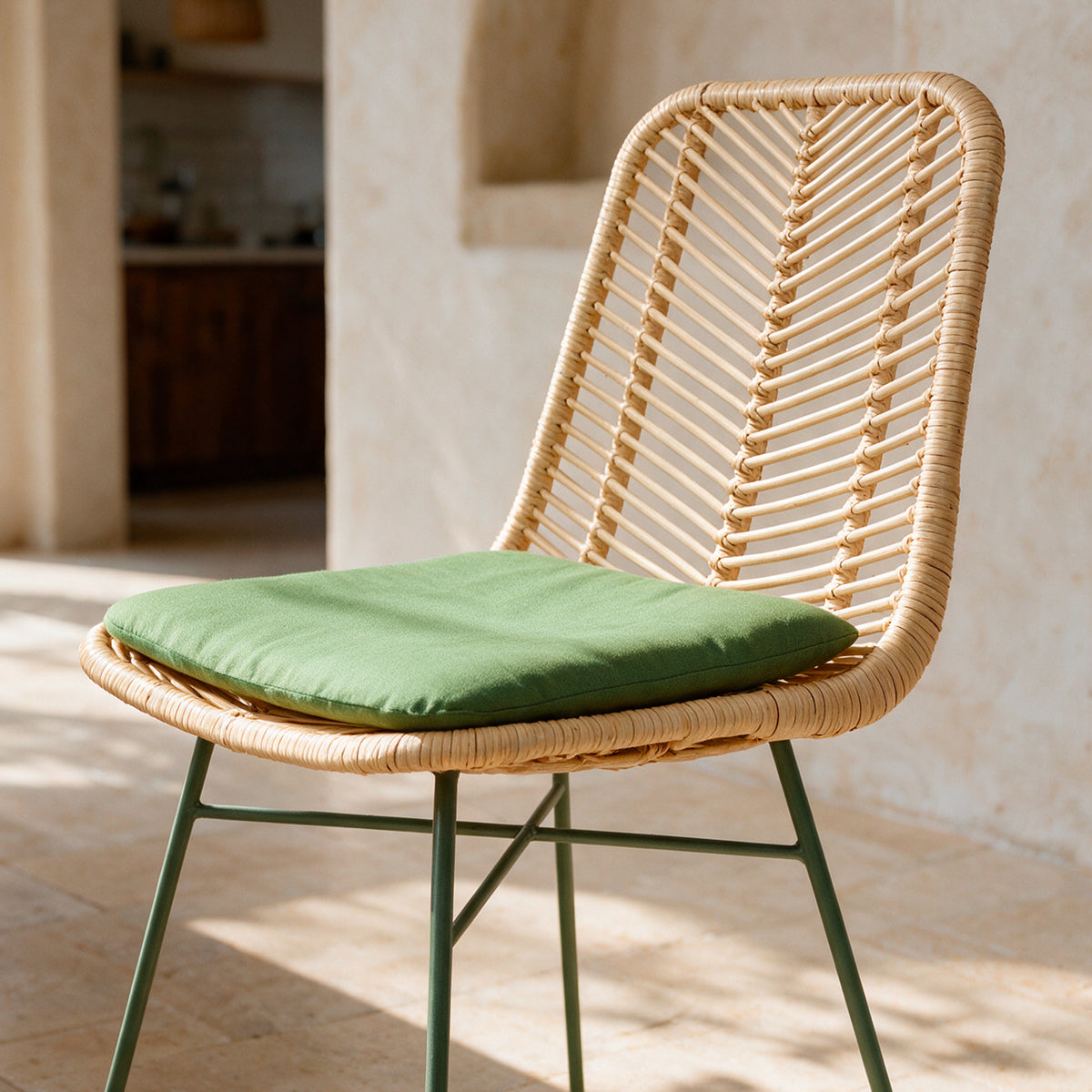Zoom dossier en rotin assise tissu vert olive – Maison Pavane