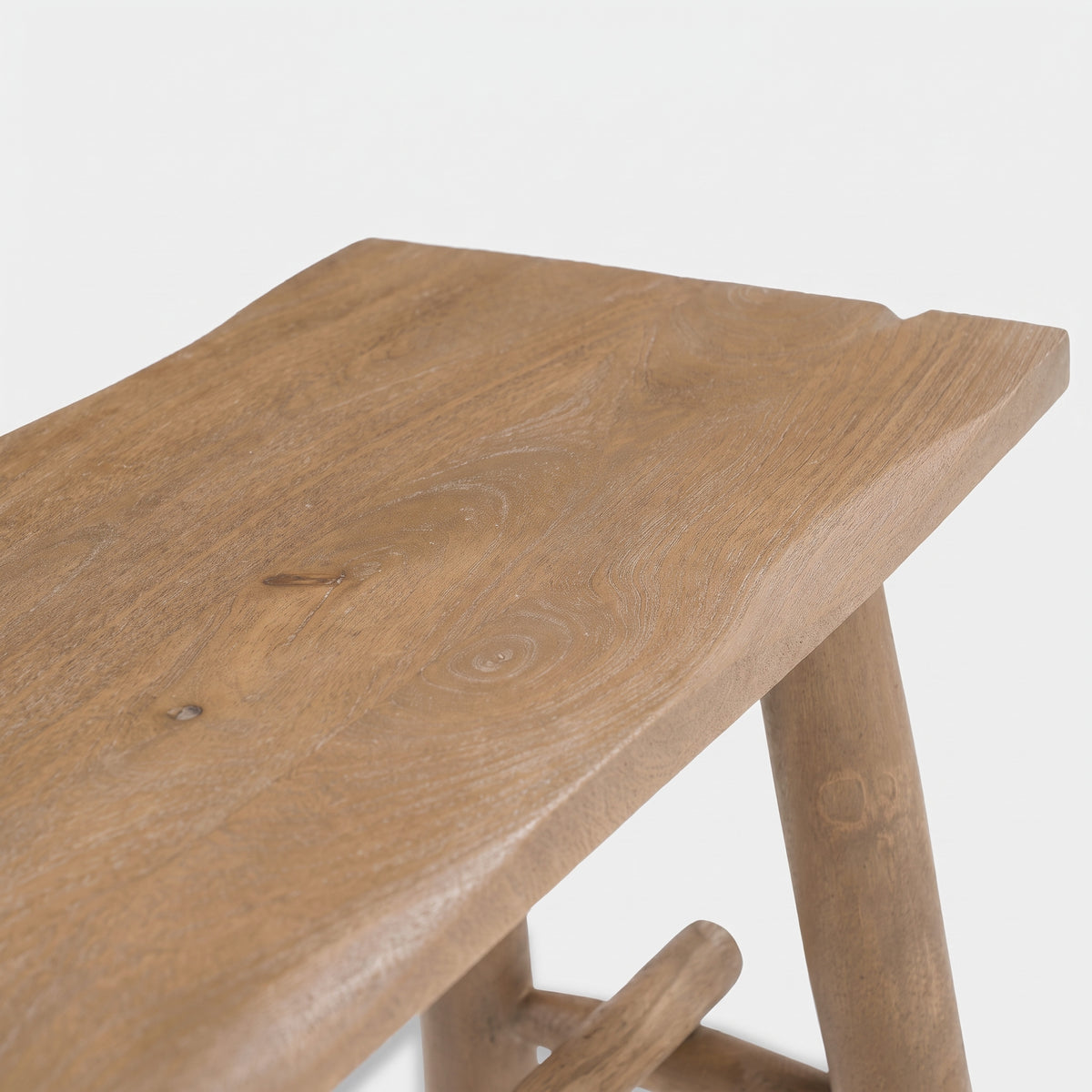 Détail de l'assise en bois de manguier marron du banc Toxis - Maison Pavane