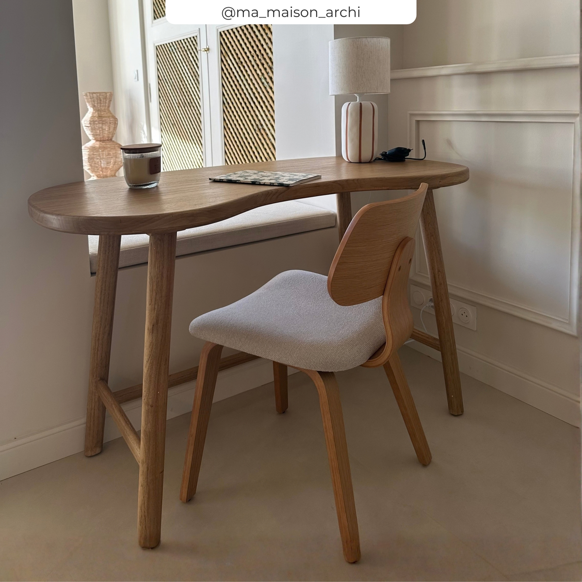 Bureau en bois chaise en bois clair – Maison Pavane