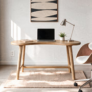 Bureau en bois clair avec ordinateur et lampe chrome – Maison Pavane