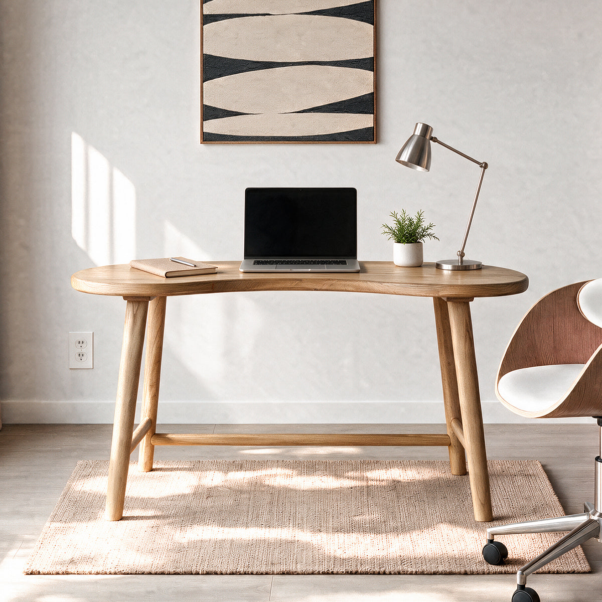 Bureau en bois clair avec ordinateur et lampe chrome – Maison Pavane