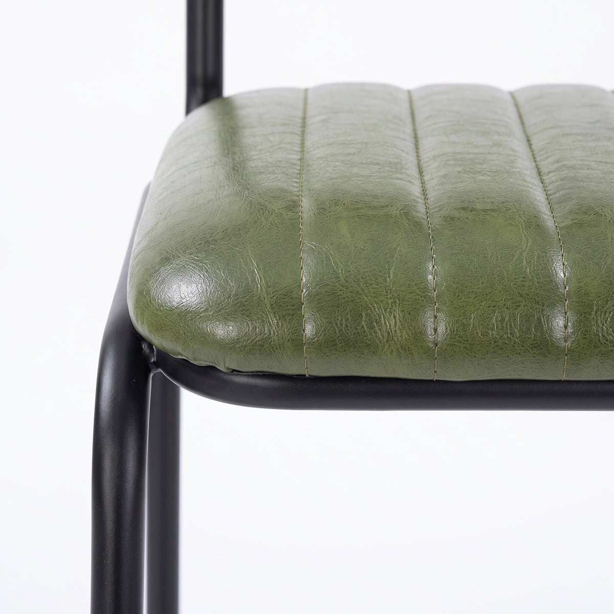 Détail de l'assise en cuir de buffle vert de la chaise Arsène - Maison Pavane