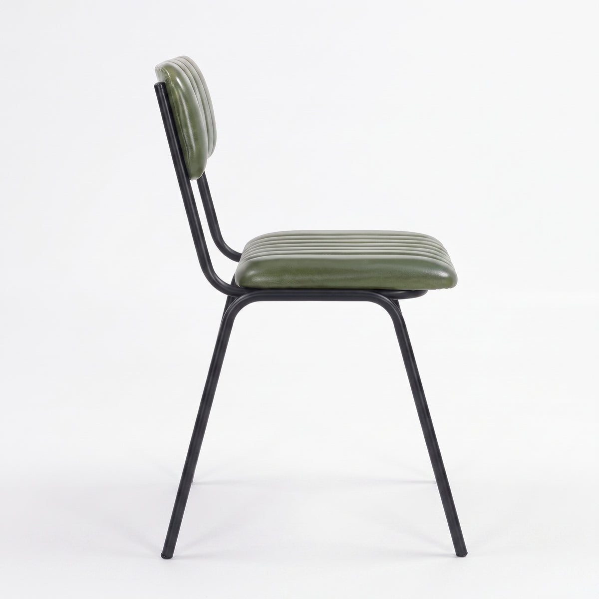 Chaise Arsène en cuir de buffle vert et pieds en métal noir, vue de profil - Maison Pavane
