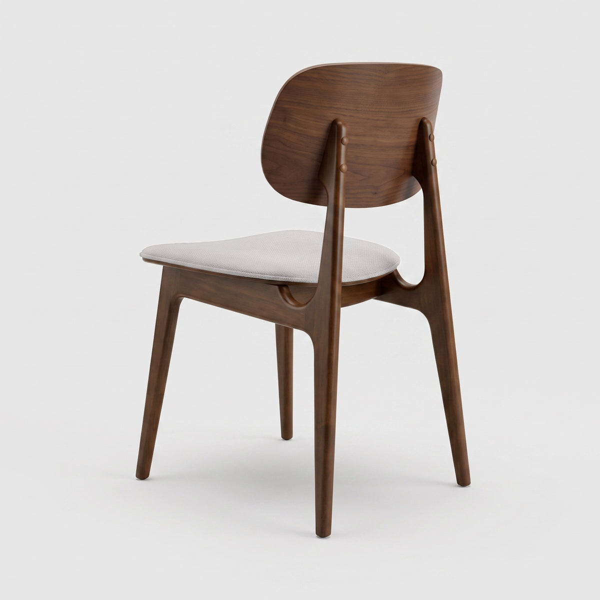 Chaise Charlize en bois foncé et tissu gris clair, vue trois-quarts arrière - Maison Pavane