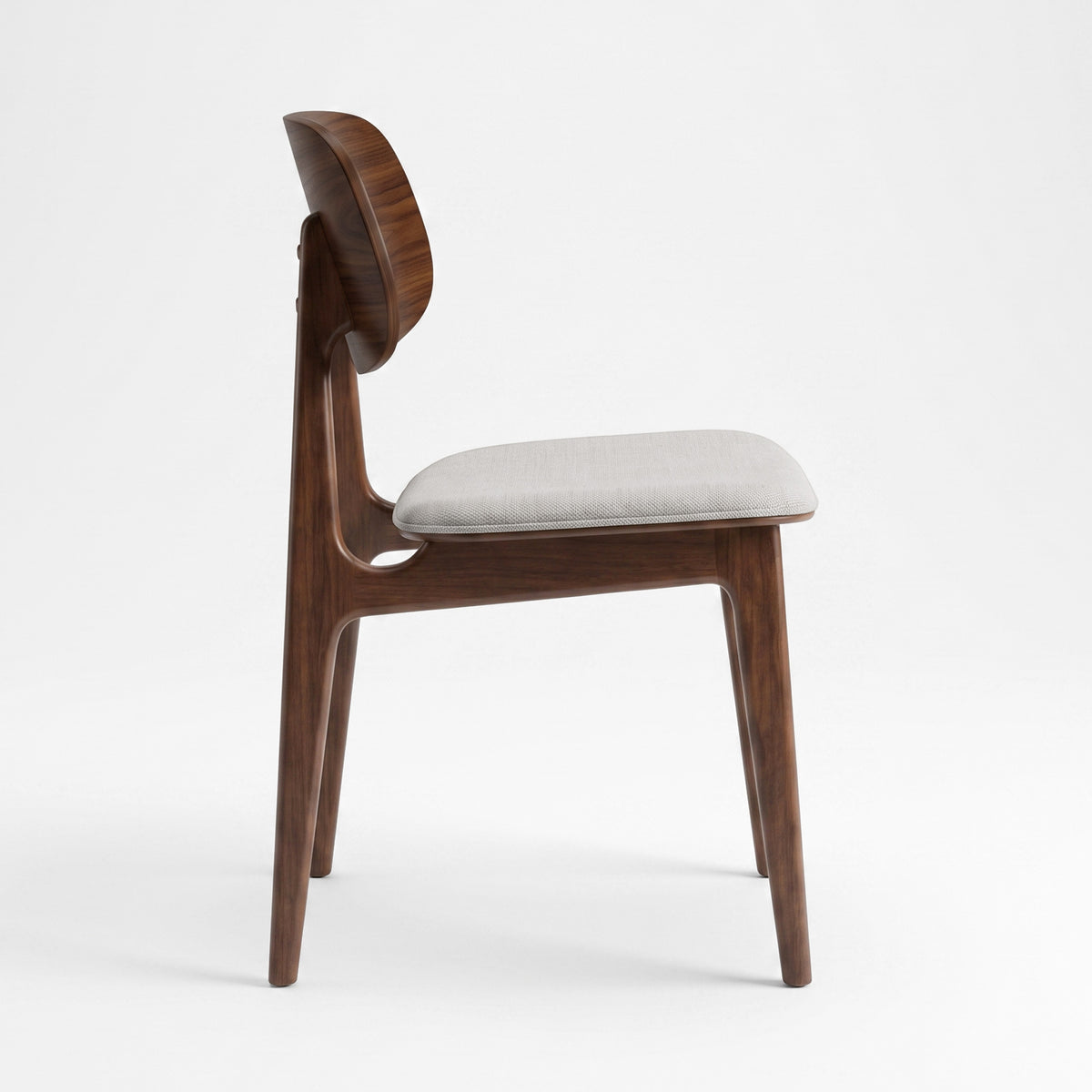 Chaise Charlize en bois foncé et tissu gris clair, vue de profil - Maison Pavane