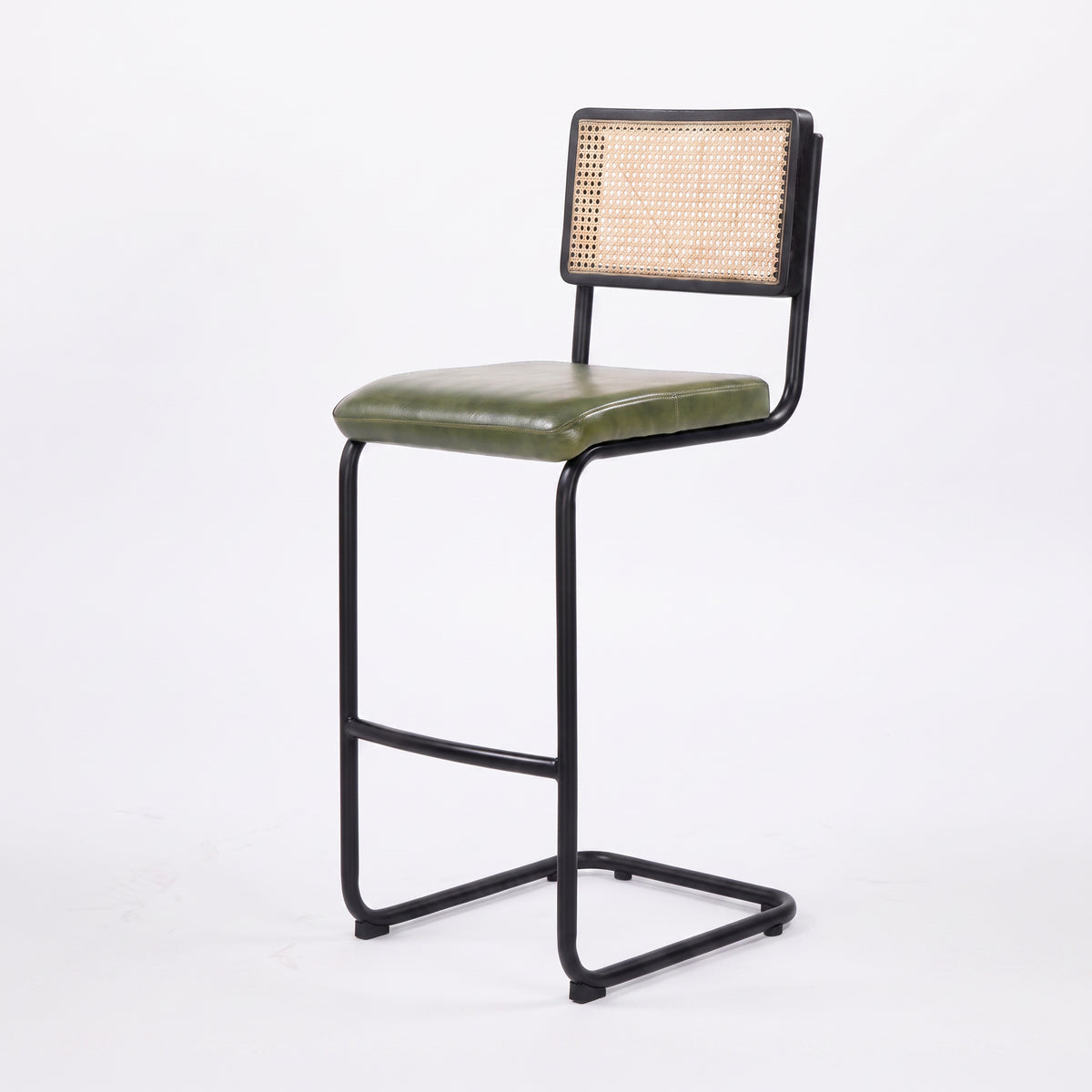 Chaise de bar Léandre 76 cm en cannage et cuir vert, vue trois-quarts - Maison Pavane