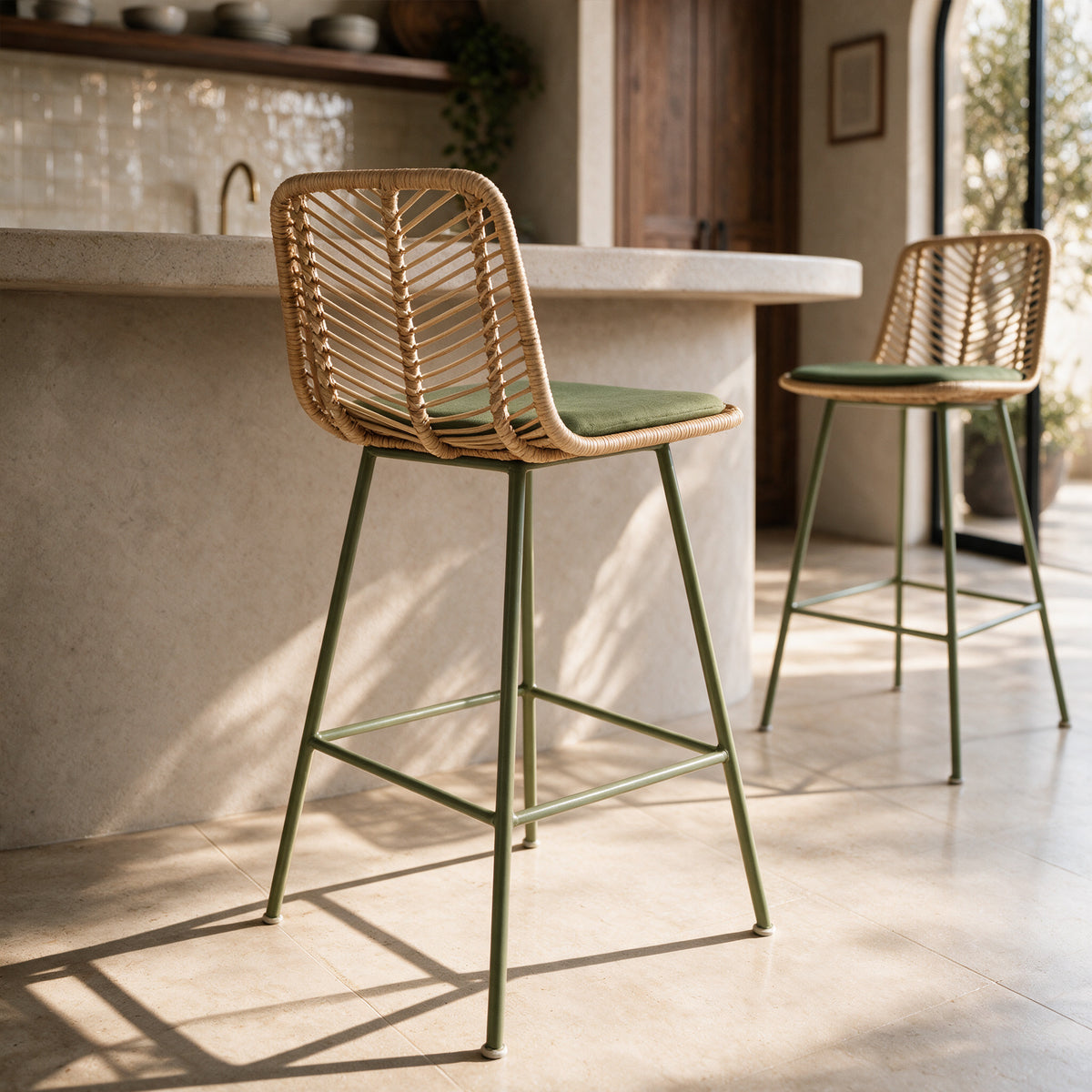 Chaise de bar vue de dos rotin et tissu vert olive – Maison Pavane