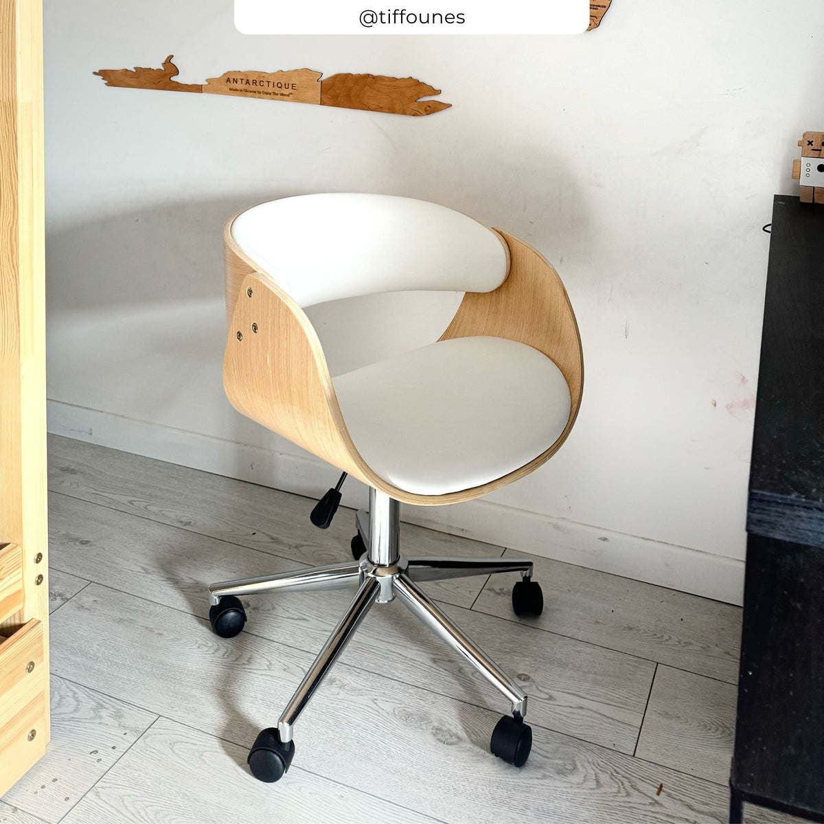 sedia da ufficio con ruote bianca in ecopelle e legno adelmar