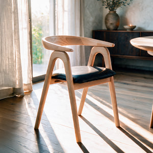 Chaise en bois blond et cuir synthétique noir – Maison Pavane