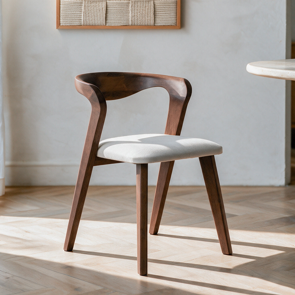 Chaise en bois d'hévéa marron et tissu beige Hawa – Maison Pavane