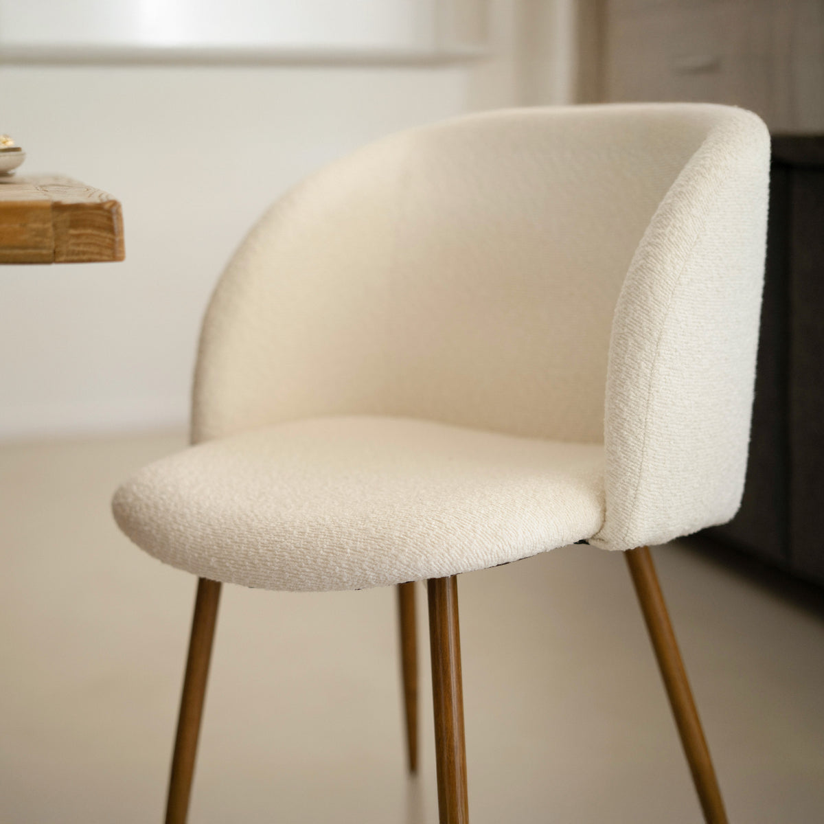 chaise en tissu boucle creme pieds bois swan