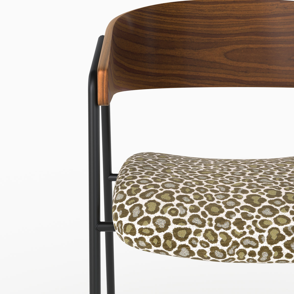 Détail de l'assise en tissu léopard vert kaki et du dossier en bois de noyer de la chaise Esmée - Maison Pavane