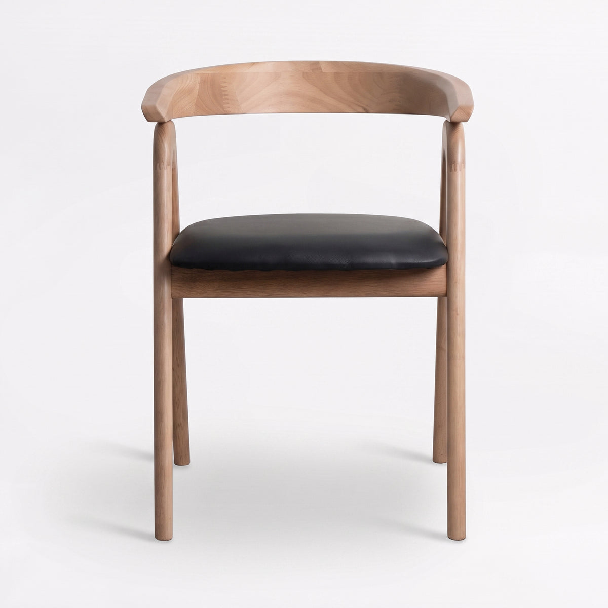 Chaise Hawa en bois d'hévéa blond et cuir synthétique noir, vue de face - Maison Pavane