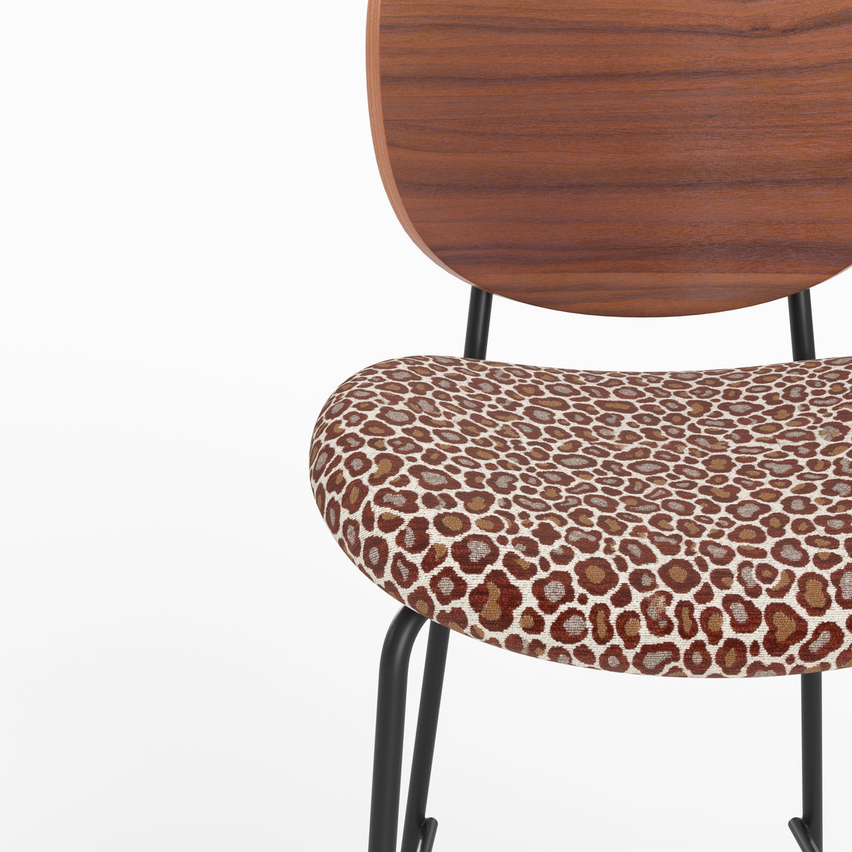 Détail de l'assise en tissu léopard bordeaux et du dossier en bois de la chaise pour îlot central Simone - Maison Pavane