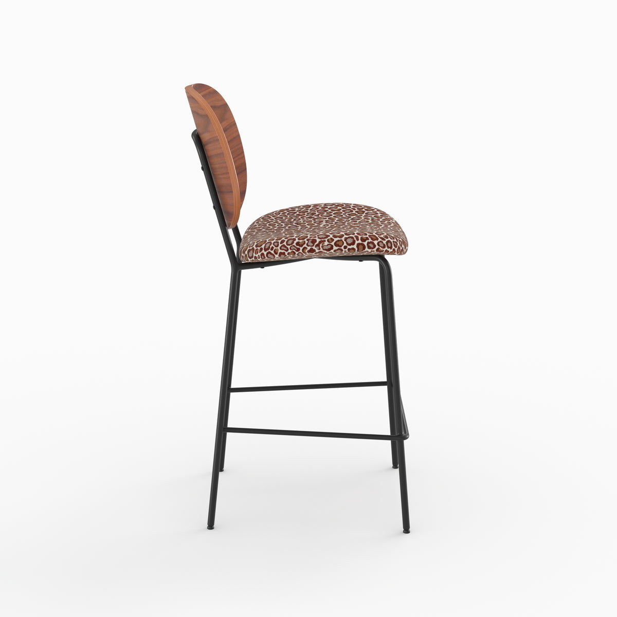 Chaise pour îlot central Simone en tissu léopard bordeaux et bois, pieds en métal noir, vue de profil - Maison Pavane