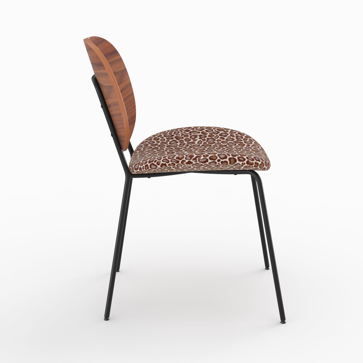 Chaise Simone en tissu léopard bordeaux et bois, pieds en métal noir, vue de profil - Maison Pavane