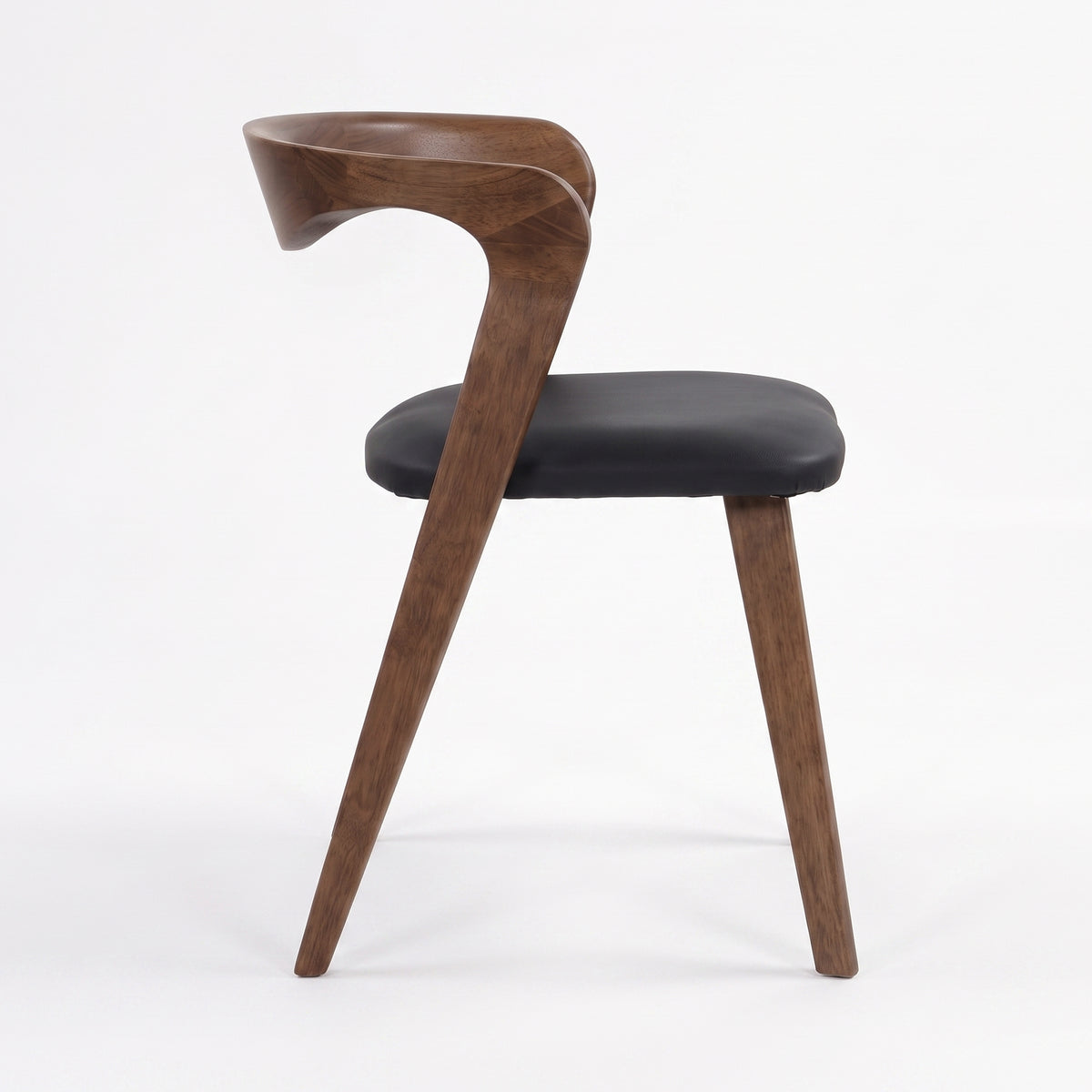 Chaise Vega en bois marron, assise noire, vue de profil - Maison Pavane