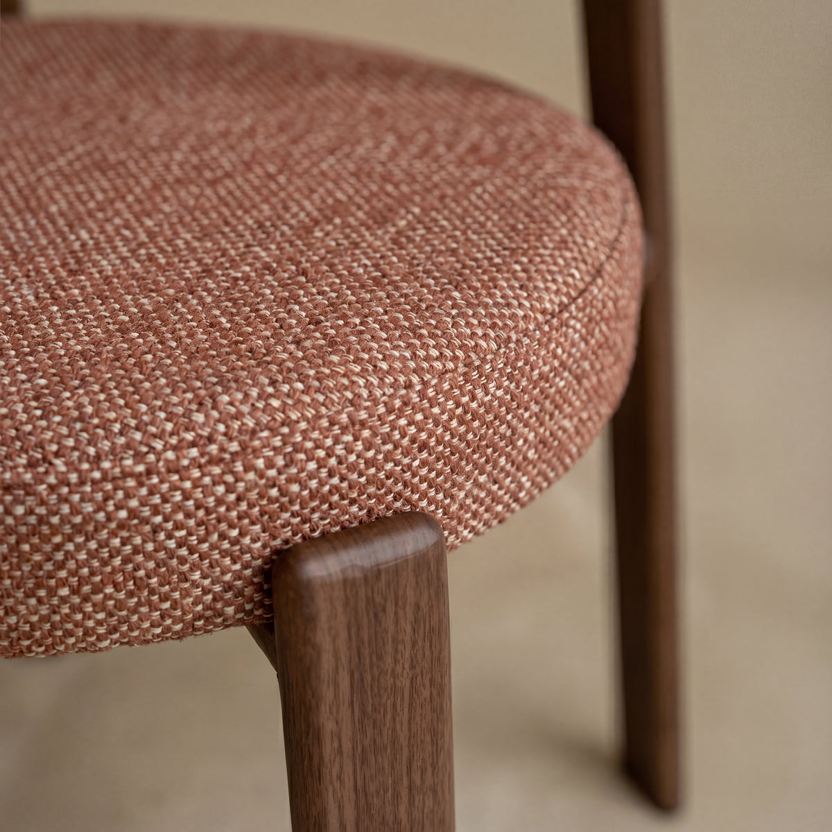 Chaises Aura matière texturée terracotta pieds marrons – Maison Pavane