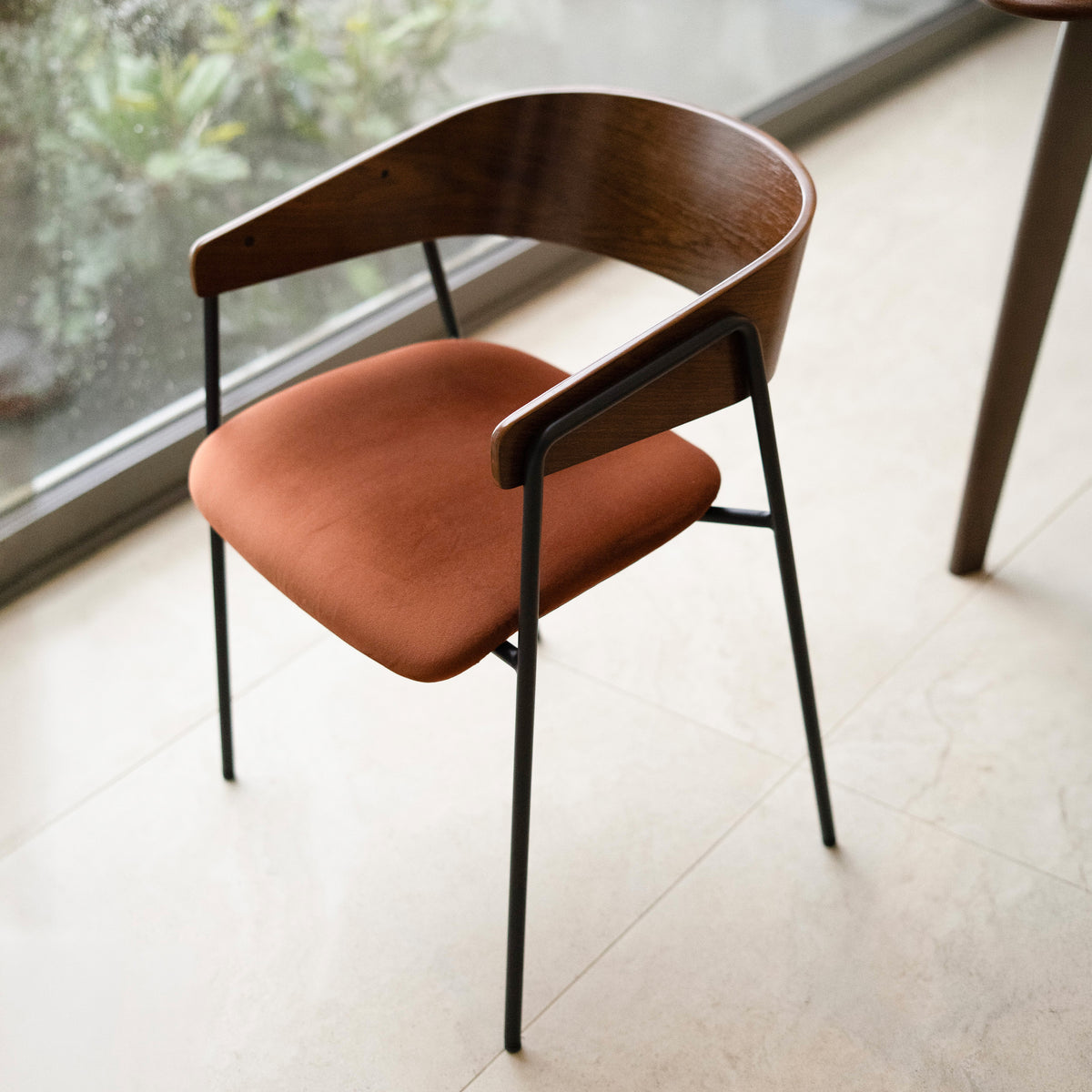 Chaises bois et velours terracotta vue du dessus – Maison Pavane