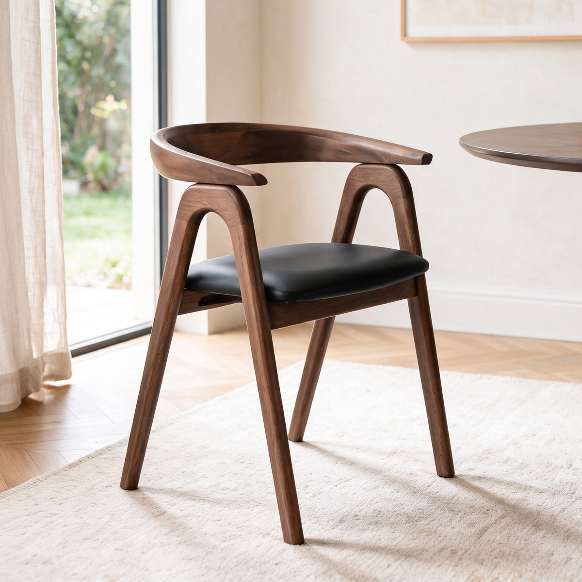 Chaises en bois foncé marron assise en cuir synthétique noir Hawa – Maison Pavane