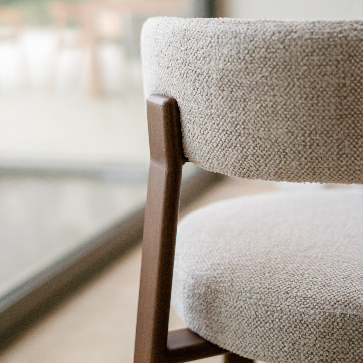 Chaises tissu greige pied effet bois confort salle à manger – Maison Pavane