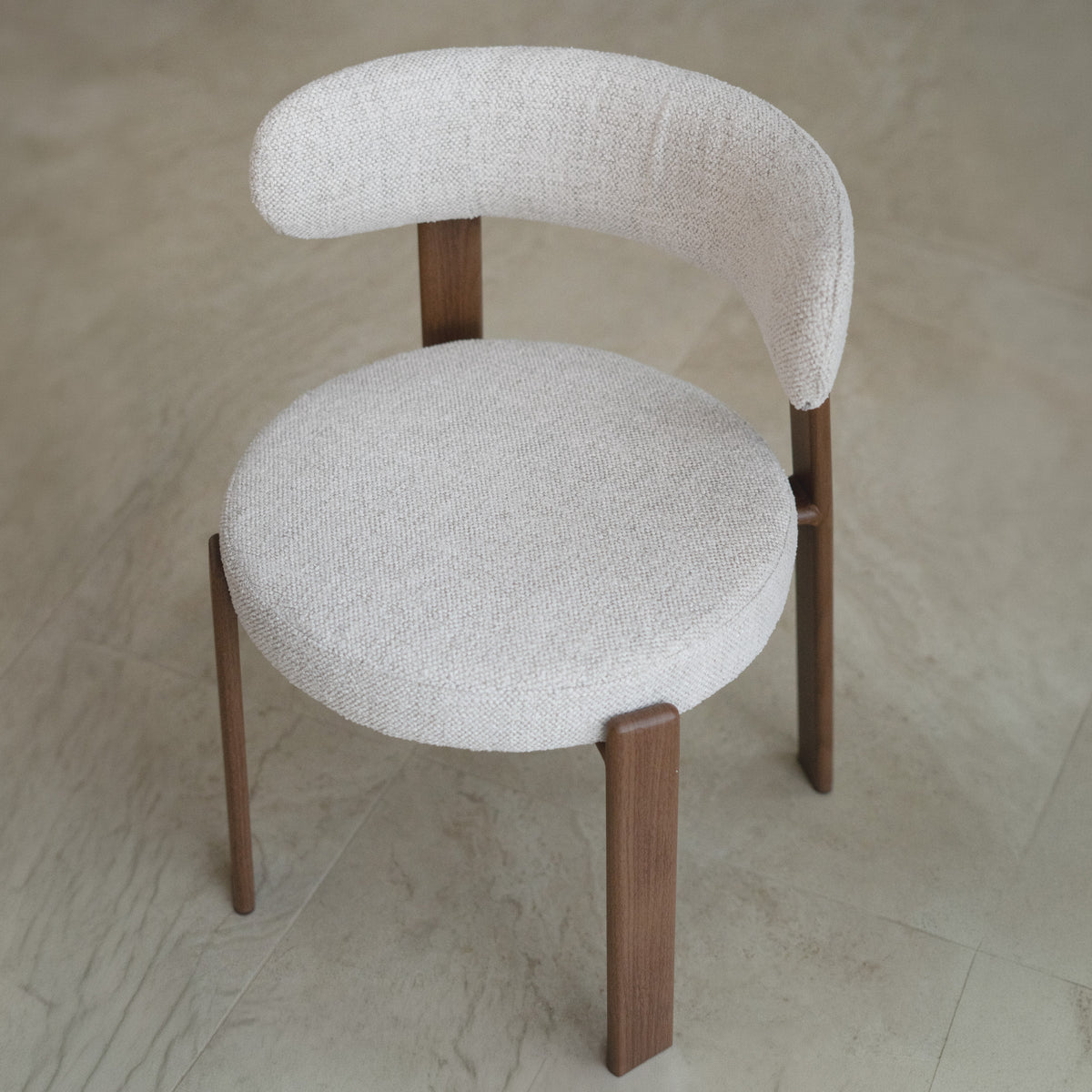 Chaises tissu texturé greige pieds marron – Maison Pavane