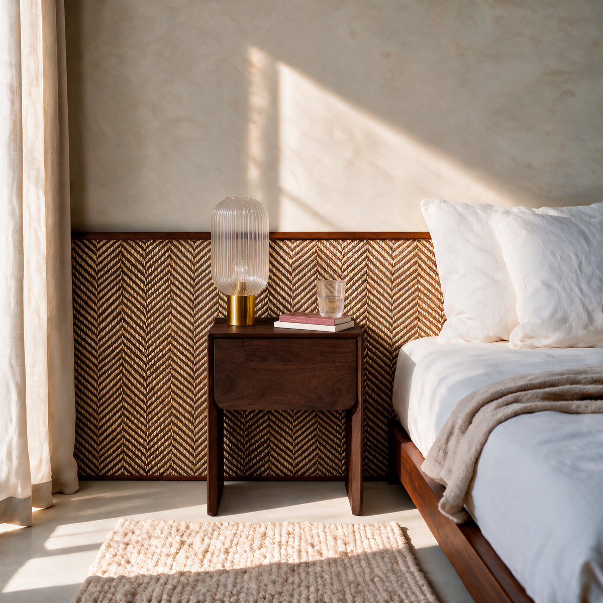 Chambre avec table de chevet en noyer lampe cannelée et dorée draps blancs Achille – Maison Pavane