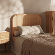 Chambre enfant bohème tête de lit rotin et bois beige – Maison Pavane