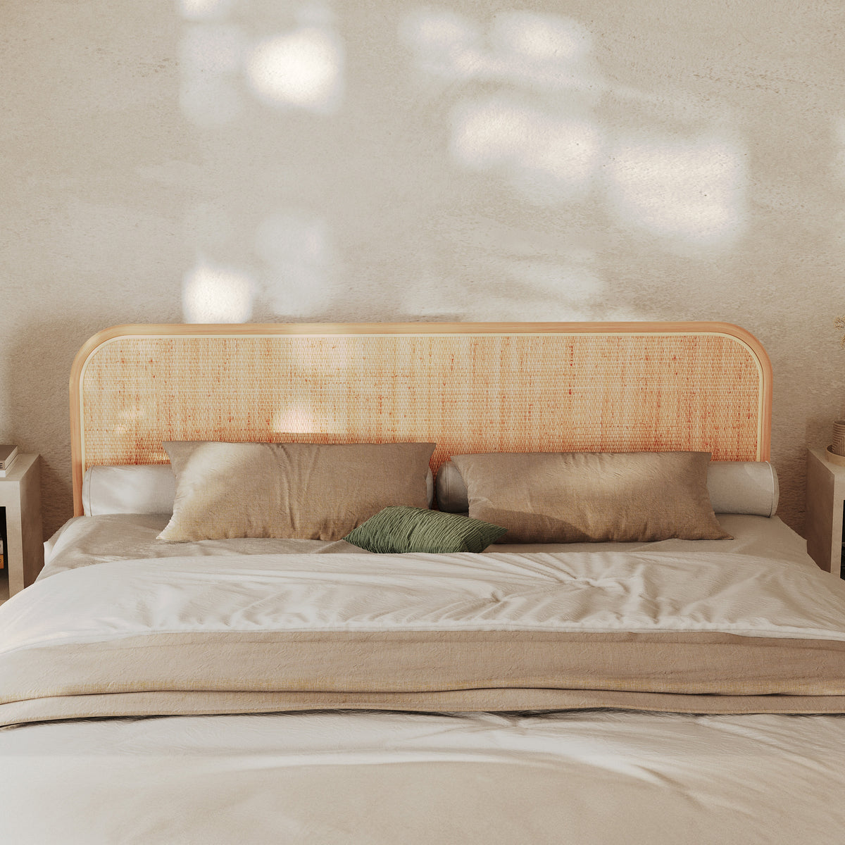 Chambre tête de lit rotin bois clair draps beige – Maison Pavane