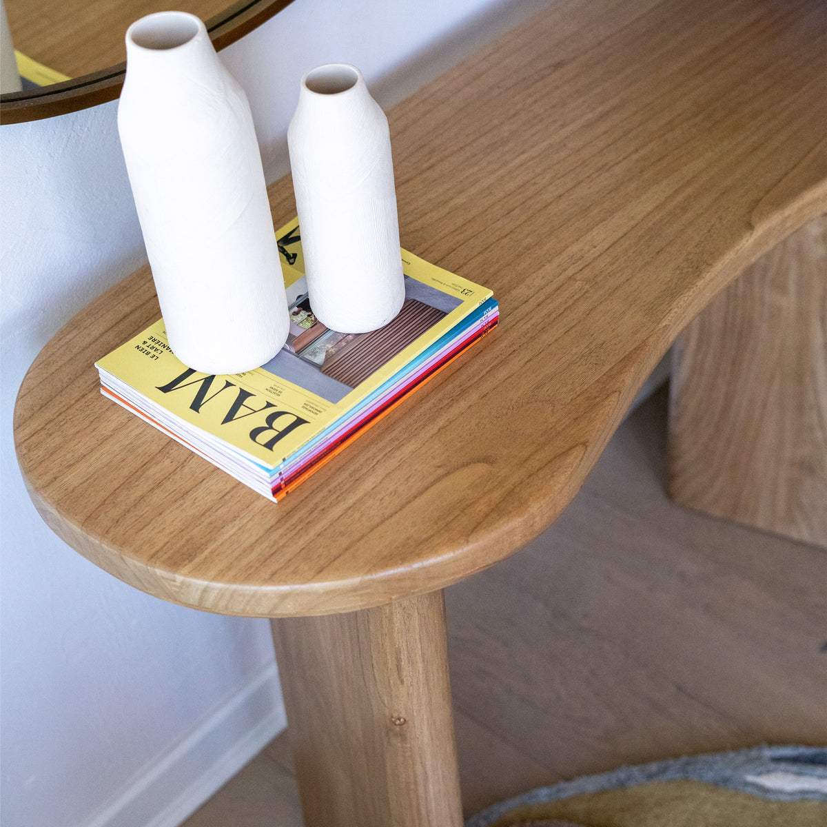 Console en bois livre coloré et vase blanc – Maison Pavane