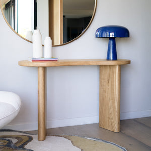Console en bois miroir rond et lampe métal bleu au-dessus – Maison Pavane