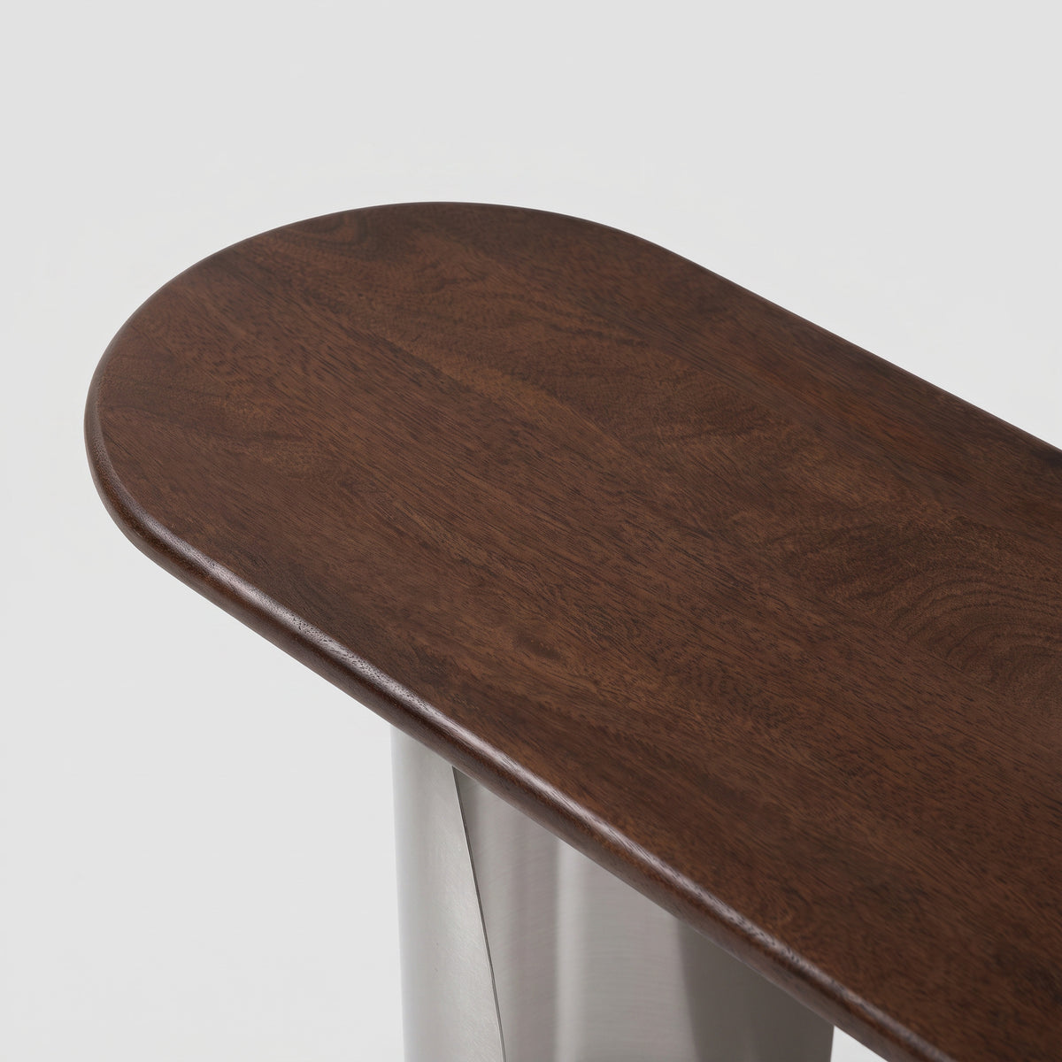 Détail du plateau en bois de manguier marron foncé de la console Selma - Maison Pavane