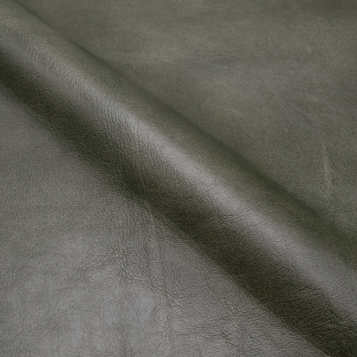 Cuir vert chaises Arsène cannage