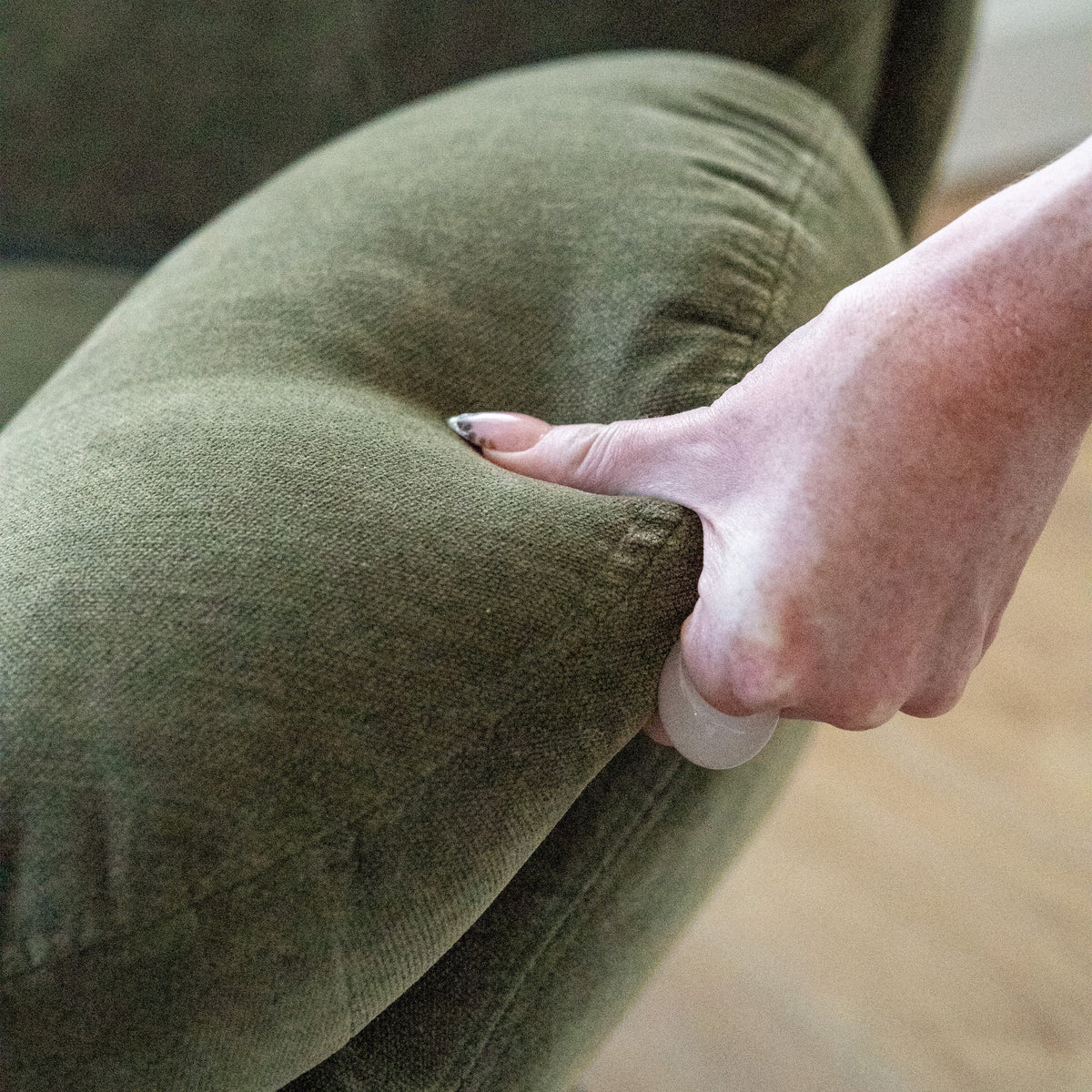 Épaisseur assise velours kaki Ricci – Maison Pavane