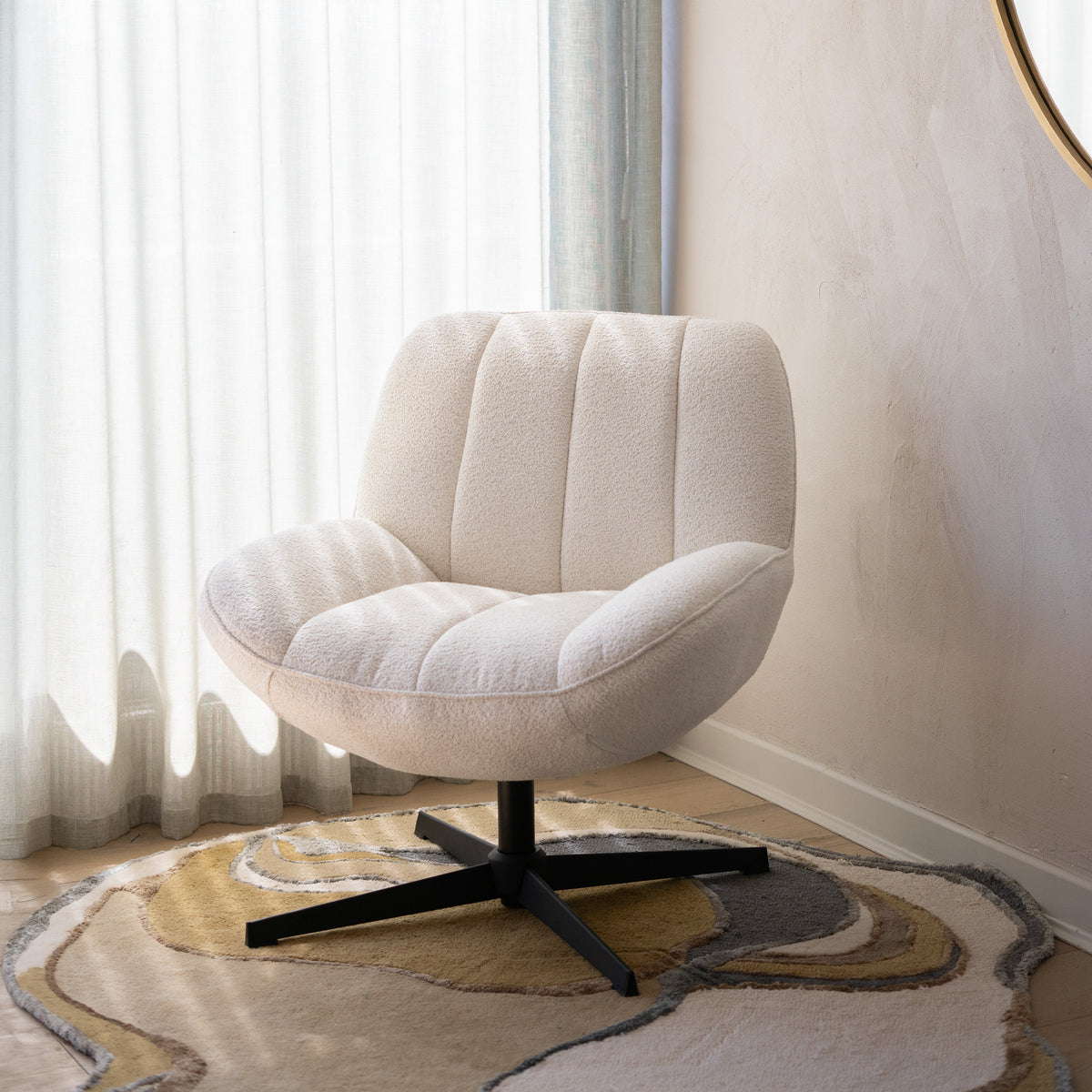 Fauteuil en tissu bouclé blanc pied noir tapis coloré rideau léger – Maison Pavane
