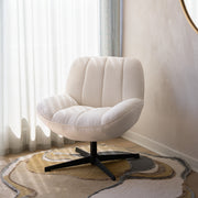 Fauteuil en tissu bouclé blanc pied noir tapis coloré rideau léger – Maison Pavane