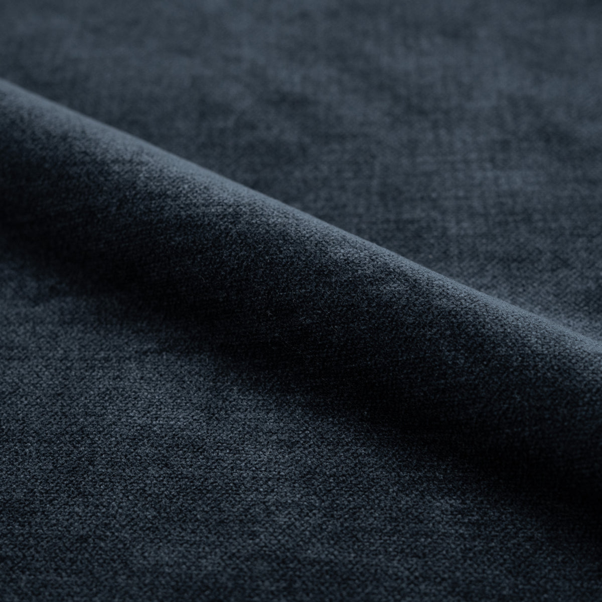 Fauteuil en velours bleu nuit foncé Ricci