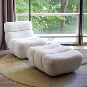 Fauteuil et repose-pied en tissu bouclé blanc confort grande fenêtre en arrière-plan – Maison Pavane