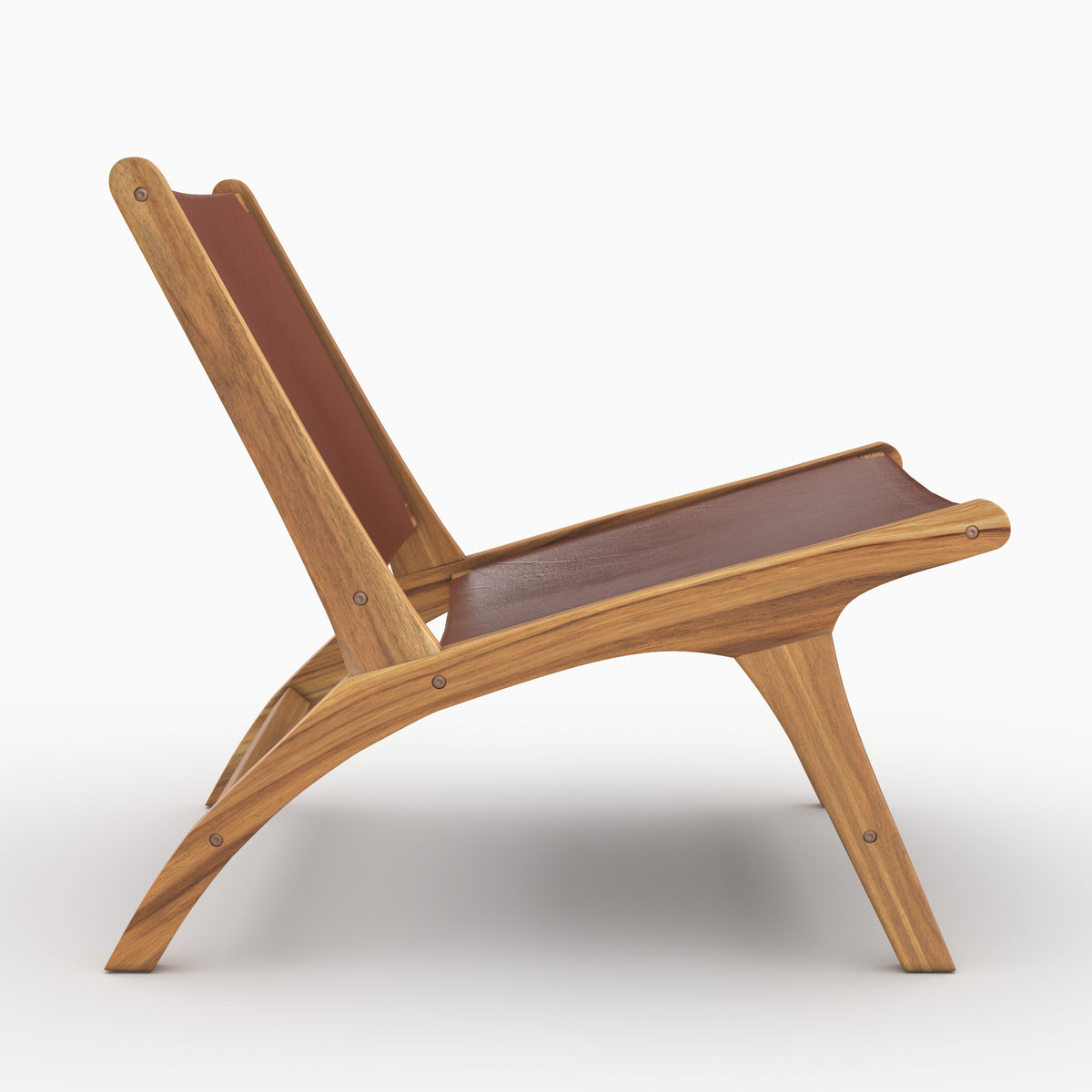Fauteuil Kuna en teck et cuir lisse marron vu de profil - Maison Pavane