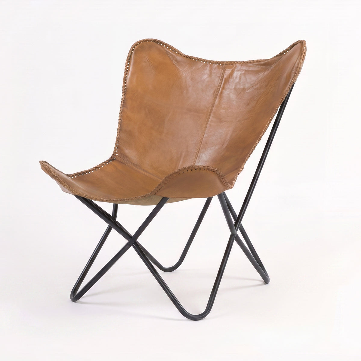 Fauteuil papillon Octave en cuir de buffle marron, vue trois-quarts - Maison Pavane