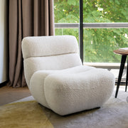 Fauteuil tissu bouclé blanc grande fenêtre vitrée avec verdure rideau marron – Maison Pavane