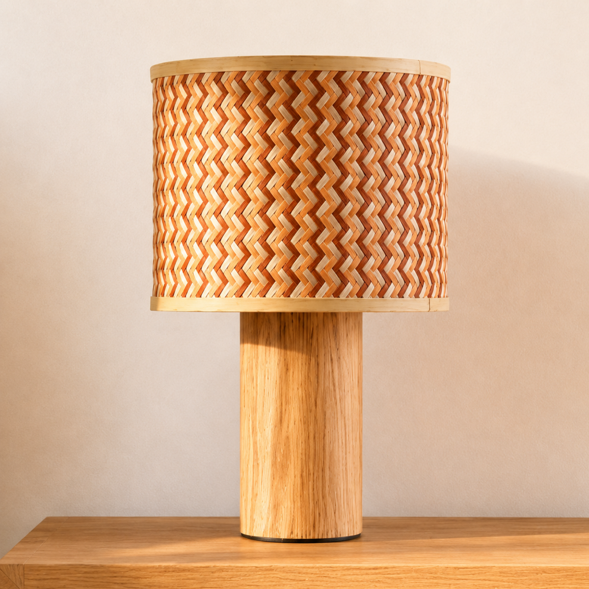 Grande lampe à poser Phil chêne bambou crème orange ambiance détail – Maison Pavane