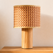 Grande lampe à poser Phil chêne bambou crème orange ambiance détail – Maison Pavane