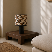 Grande lampe à poser Phil chêne bambou marron noir ambiance salon – Maison Pavane