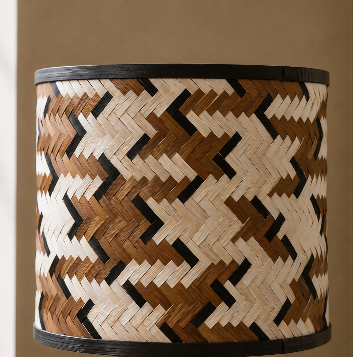 Grande lampe de chevet Phil chêne bambou marron noir détail tressage – Maison Pavane