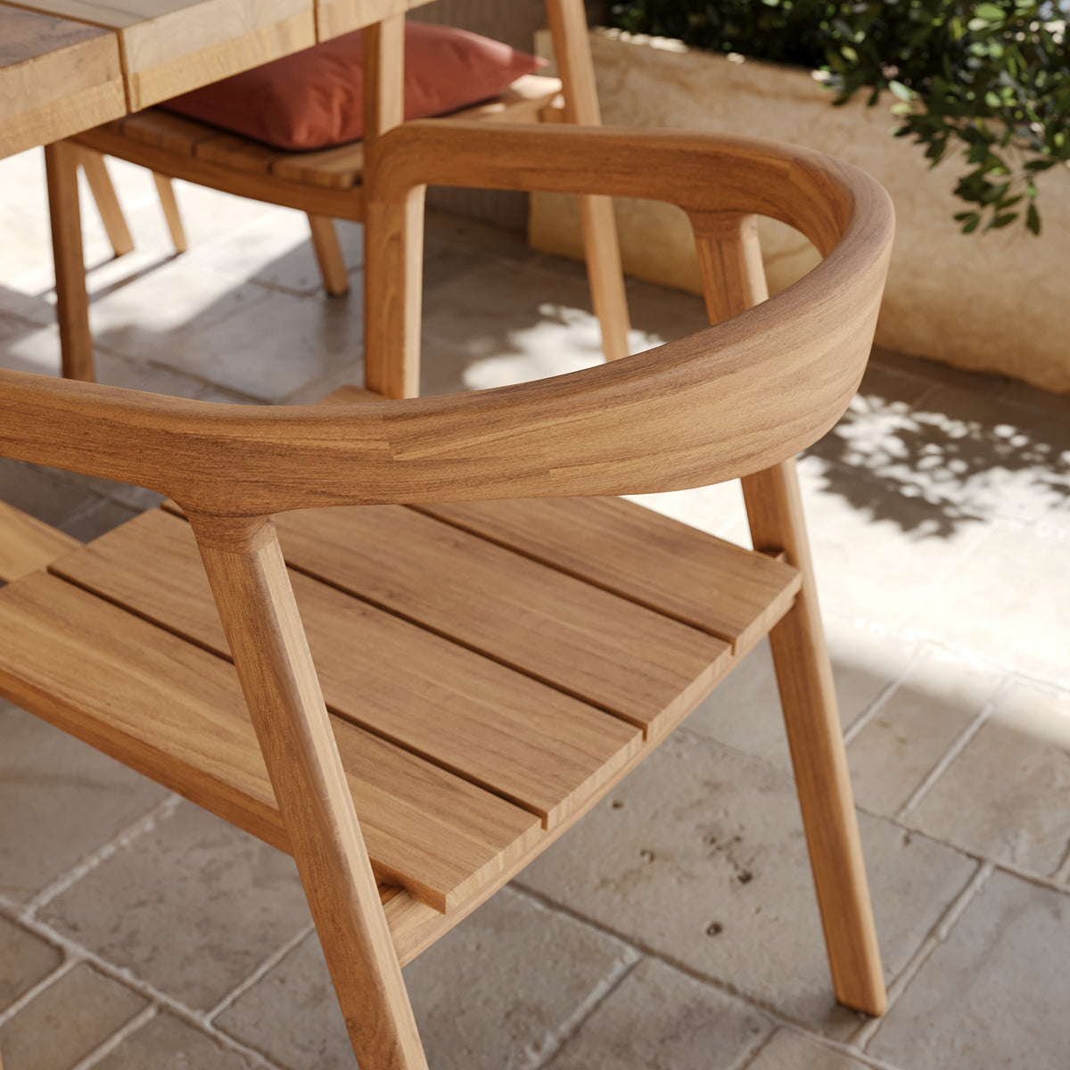 Kora chaise de jardin en bois de teck massif zoom matière – Maison Pavane