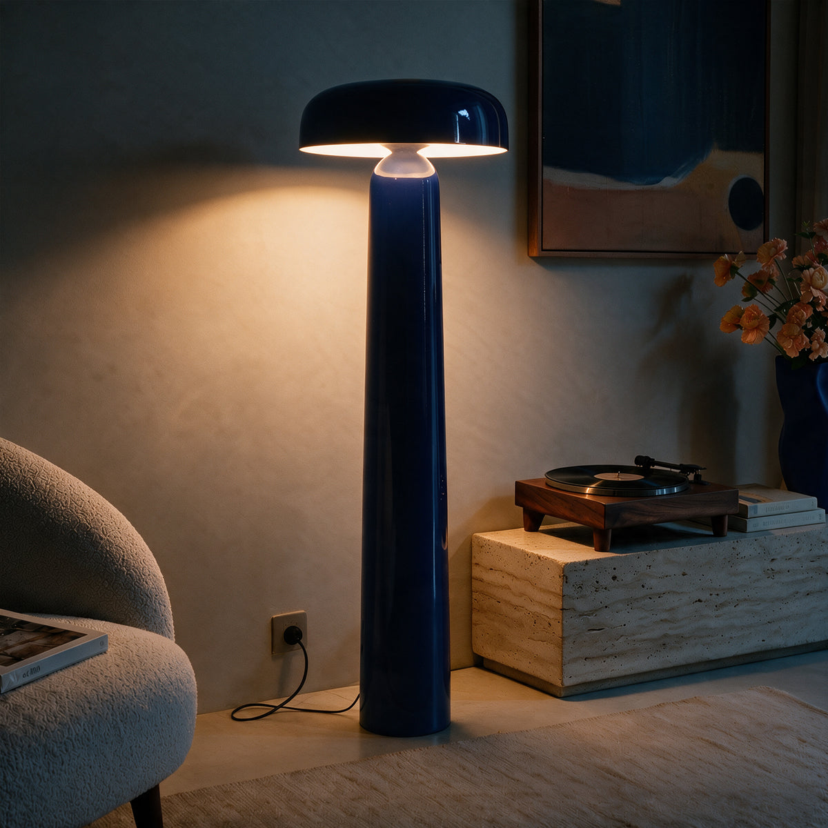 Lampadaire allumé bleu marine glossy – Maison Pavane