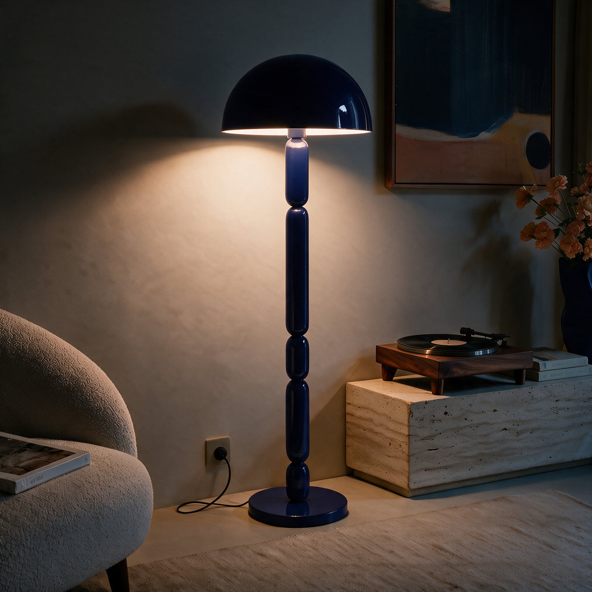Lampadaire allumé bleu roi glossy métal salon – Maison Pavane