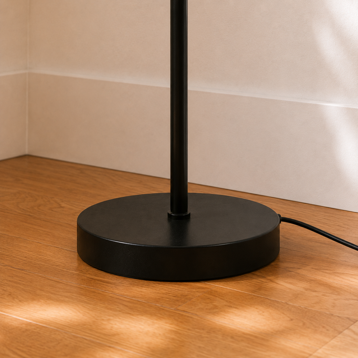 Lampadaire Brume pied métal noir détail base – Maison Pavane