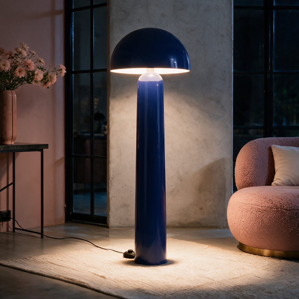 Lampadaire champignon bleu roi glossy allumé – Maison Pavane